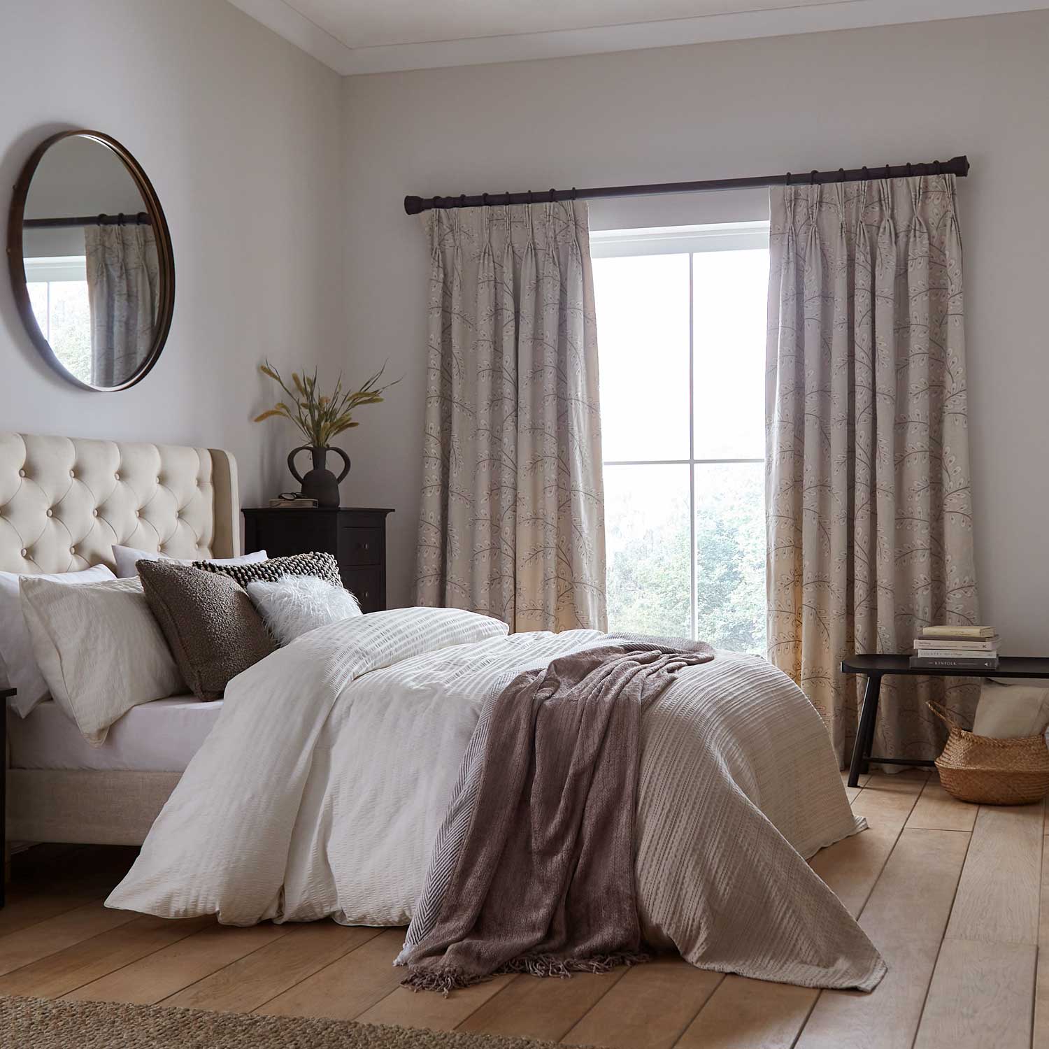 Eden 35mm wooden curtain pole with Urn finials